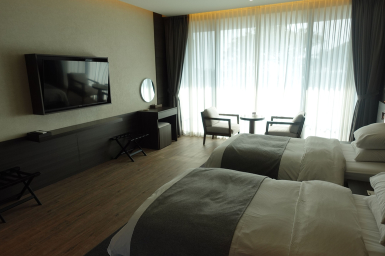 Bedroom 3, Pine Beach Golf Hotel, Haenam