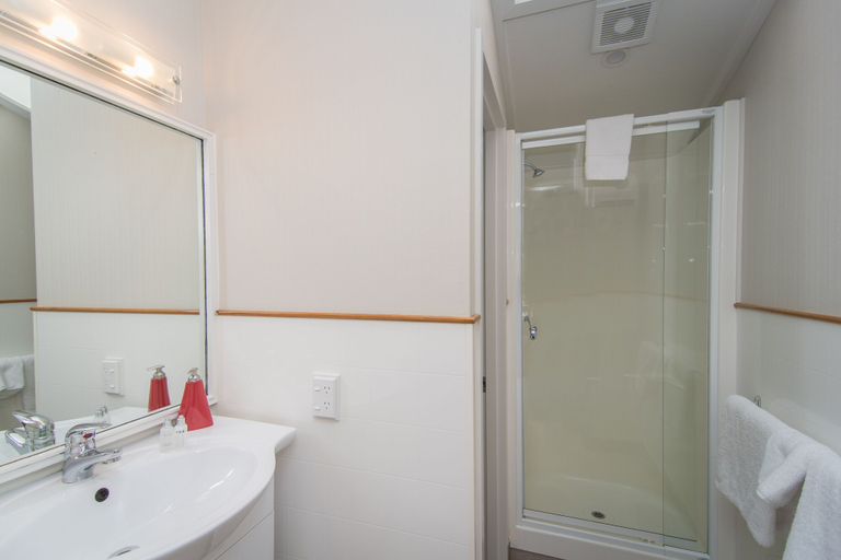 Bathroom 4, Cedar Lodge Motel, Timaru