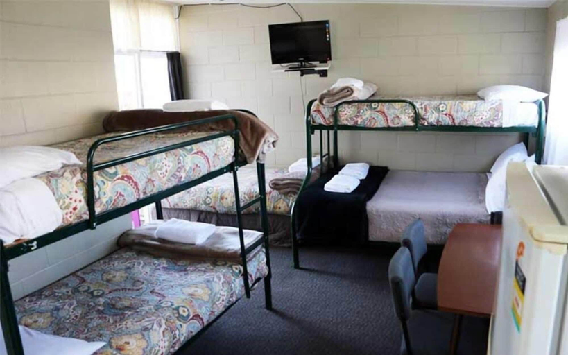 Bedroom 4, Paeroa Motel, Hauraki