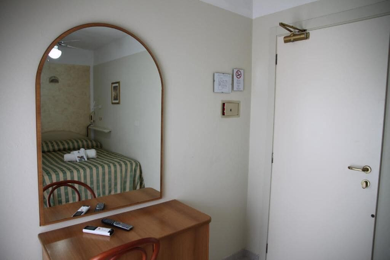 Bedroom 3, Hotel Adriatica, Rimini