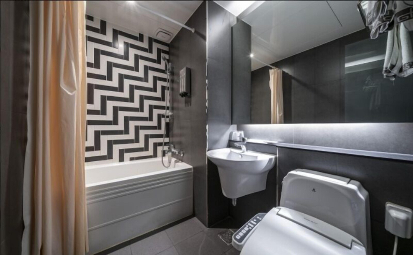 Bathroom 3, Grand Palace Hotel, Namdong
