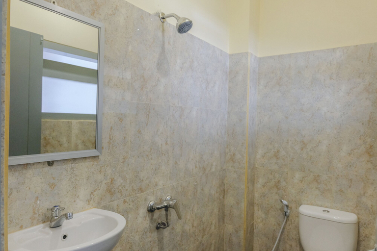 Bathroom 3, OYO 1289 Cbr Residence, Malang