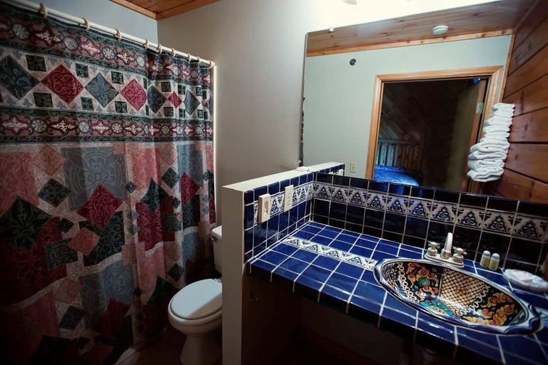 Bathroom, Cliffview Resort, Wolfe