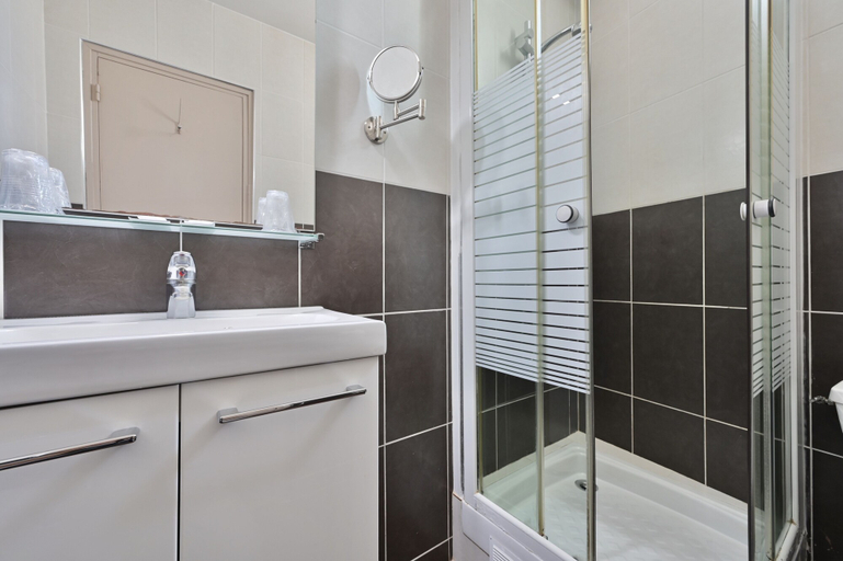 Bathroom 4, Hotel La Rotonde, Bouches-du-Rhône