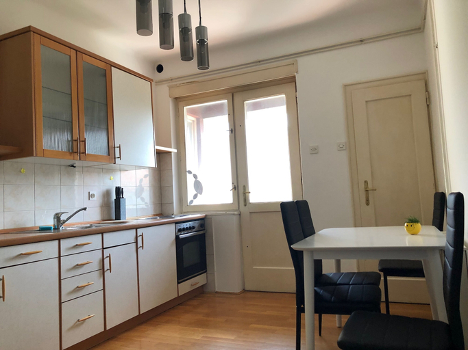 Others 5, Alher Apartma, Ljubljana