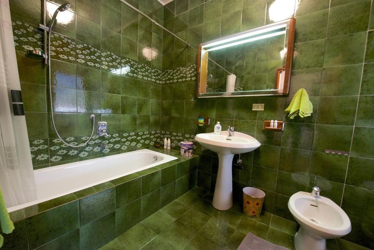 Bathroom, B&B Marzola, Trento