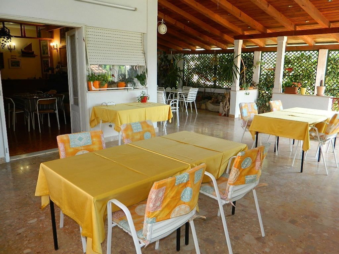 Food & Drinks 5, Apartments and Rooms Darinka, Jelsa