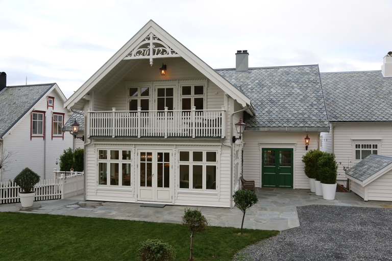 Exterior & Views
