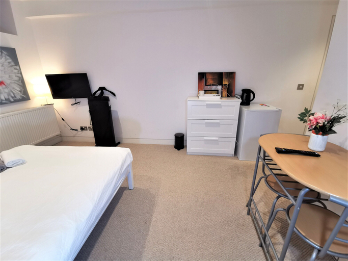 Bedroom 3, Spacious Double Room with en-suite - 2c, London