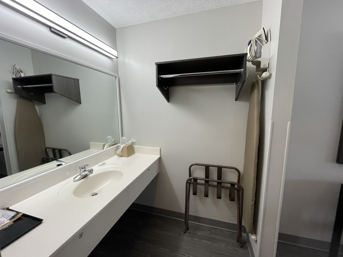 Bathroom 5, Embassy Inn, Lewis