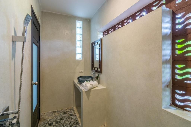 Bathroom 4, An Bang Gate Away, Da Nang