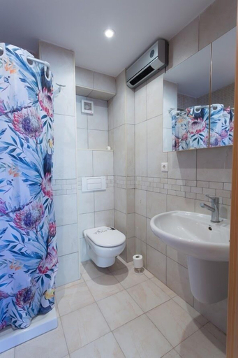Bathroom, Regina Maris apartment, Alicante