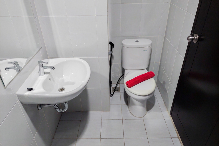 Bathroom 5, Vibrant and Nice Studio at Casa De Parco Apartment By Travelio, Tangerang