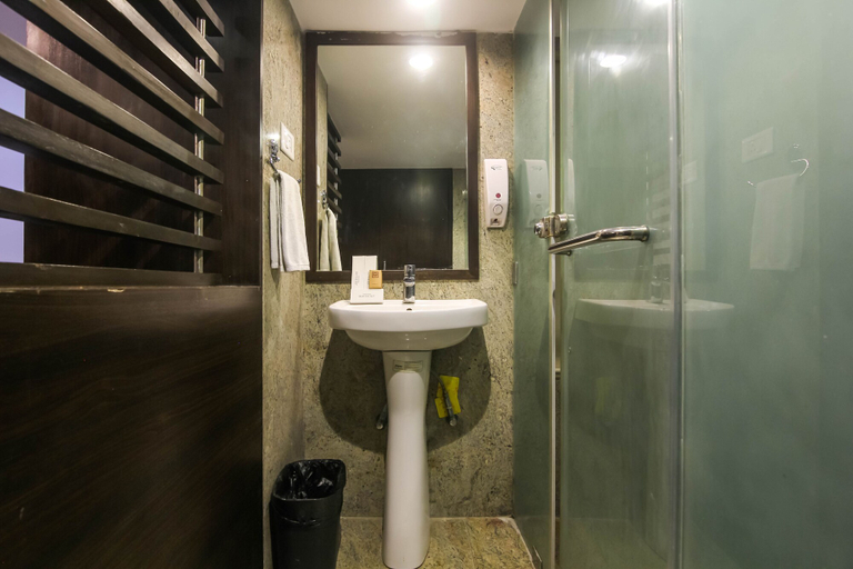 Bathroom 3, Mint Lxia, Pune