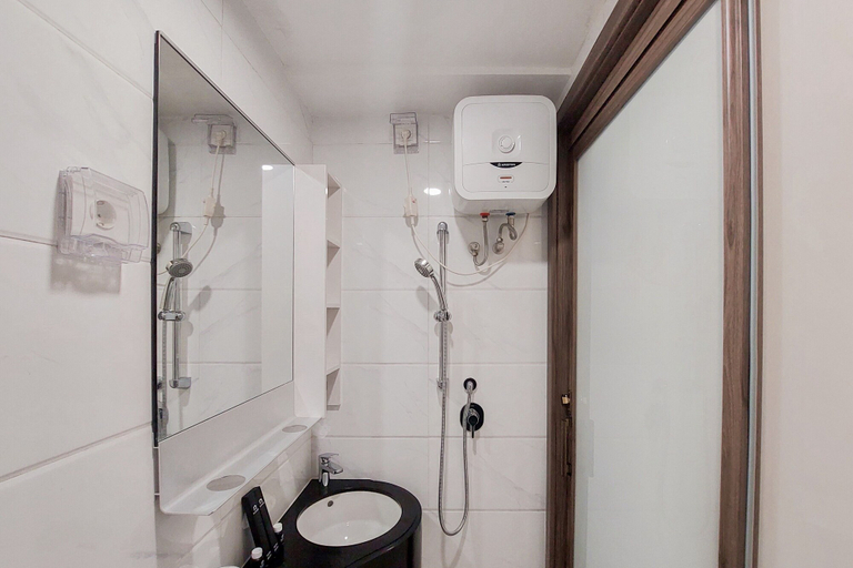Bathroom 2, Nice And Elegant Studio Apartment At Sky House Bsd, Tangerang Selatan