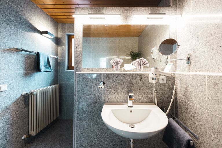 Bathroom 5, Hotel Bräutigams Weinstuben, Breisgau-Hochschwarzwald