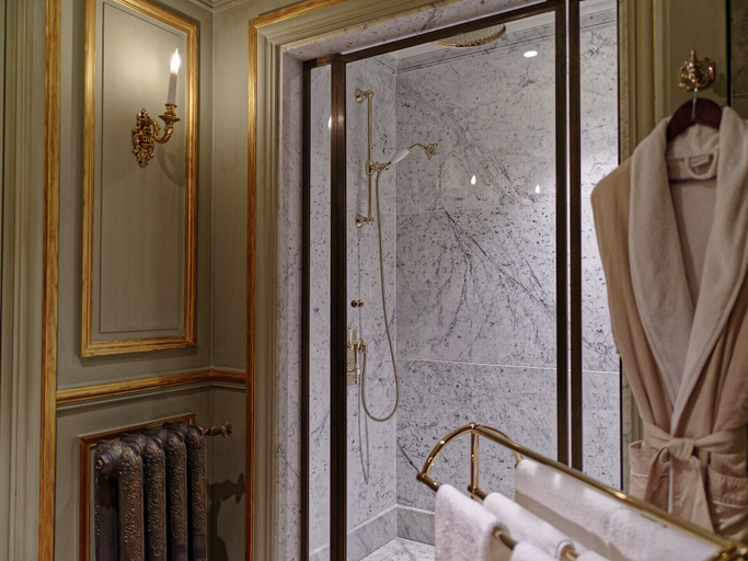 Bathroom 5, Château Louise de La Vallière, Indre-et-Loire