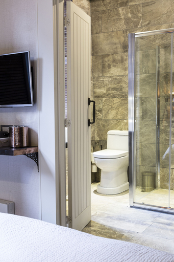 Bathroom 4, The Cow Hollow Hotel, Manchester