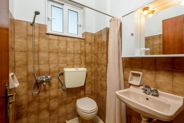 Bathroom 5, Litsas Studios, South Aegean