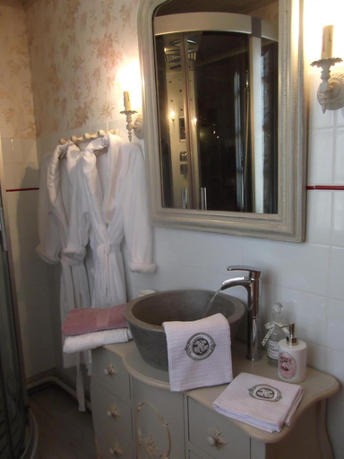 Bathroom 5, Le Clos de La Font Queroy, Charente