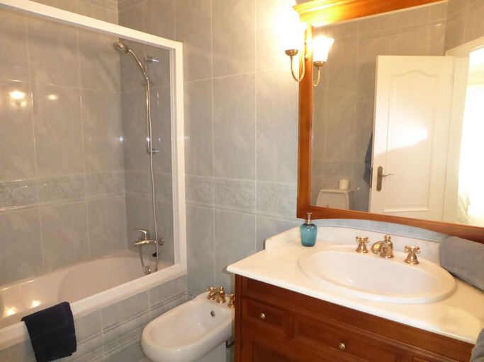 Bathroom 4, Downtown CIP, Faro
