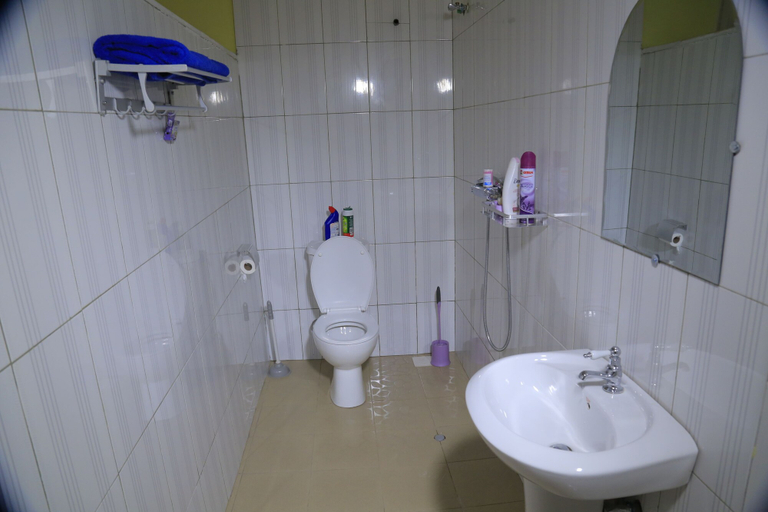 Bathroom, Mutundwe Villa, Kampala