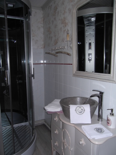 Bathroom 5, Le Clos de La Font Queroy, Charente