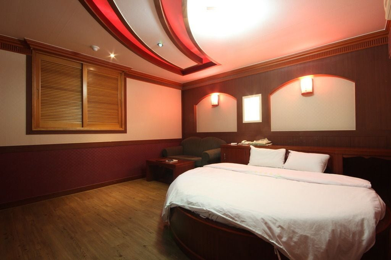 Bedroom 3, Utopia Motel, Gumi