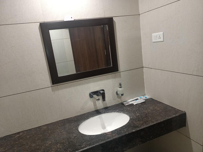 Bathroom 3, Clarks Inn Express, Samba