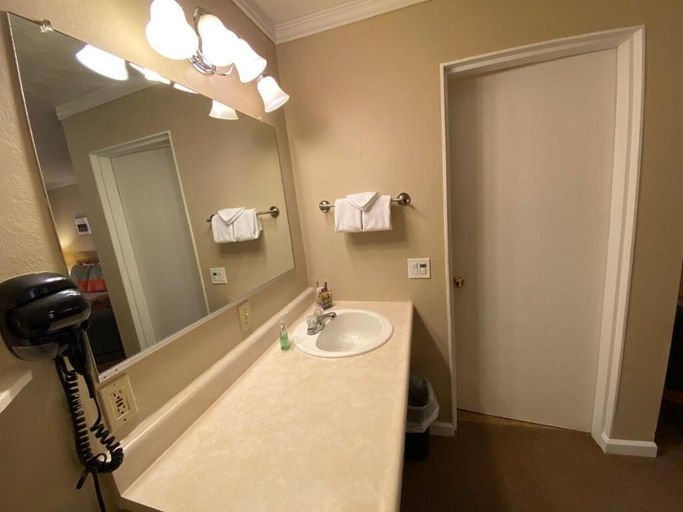Bathroom 3, Independence Courthouse Motel, Inyo
