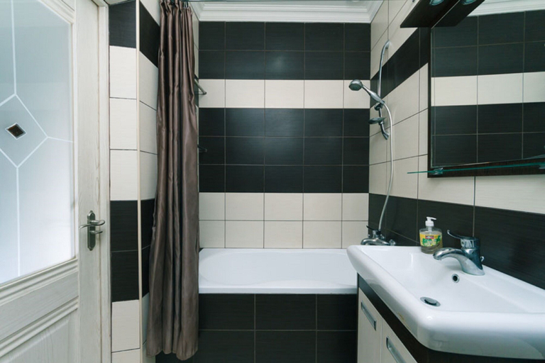 Bathroom 2, Cozy apartment near Palace Ukraine, Holosiïvs'kyi