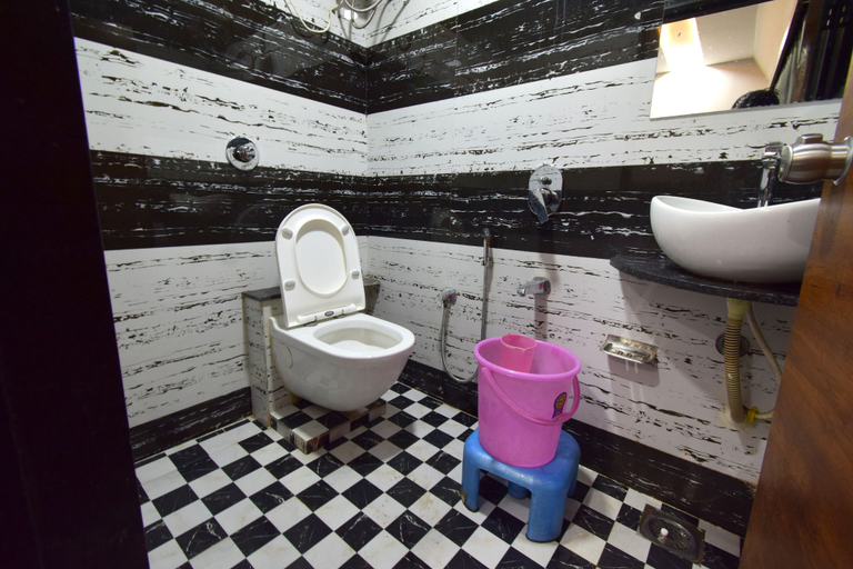 Bathroom 4, The Lake Palace, Ahmadabad