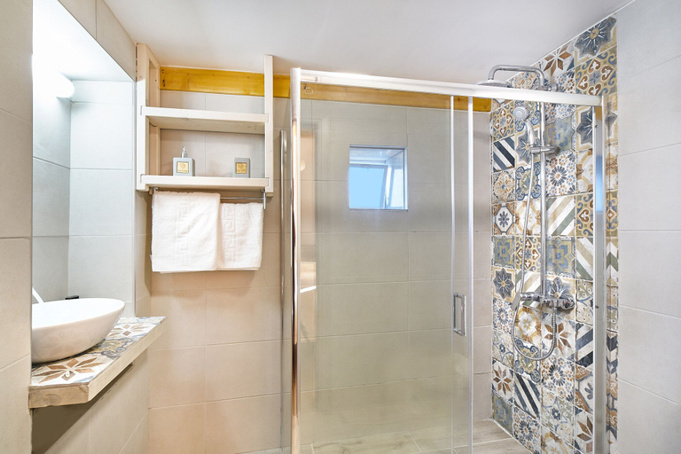 Bathroom 5, Achilleas Apartments, Crete