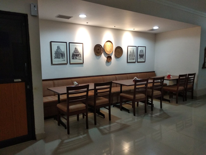 Food & Drinks 5, Issacs Residency, Idukki