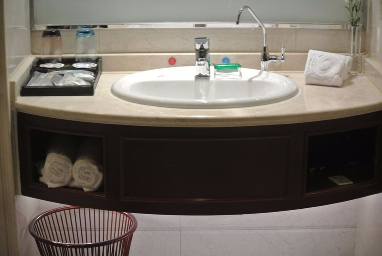 Bathroom, Qingdao Huaxi Hotel, Qingdao