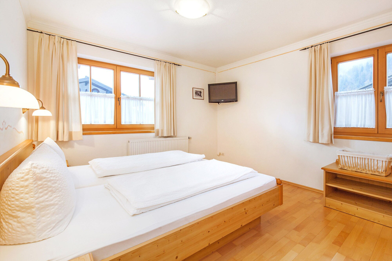 Bedroom 2, Gästehaus Bergwinkl, Traunstein