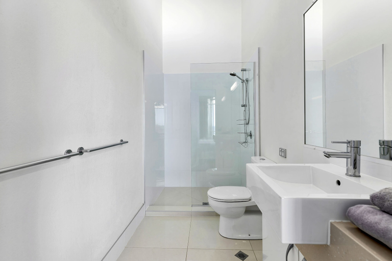 Bathroom 4, Sundancer Holiday Apartments, Noosa - Sunshine-Peregian
