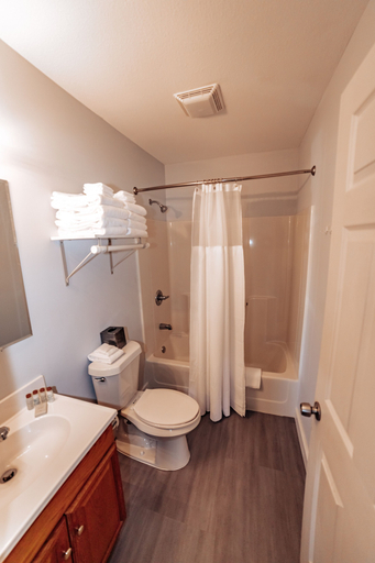 Bathroom 4, Arrowhead Resort, Rhea