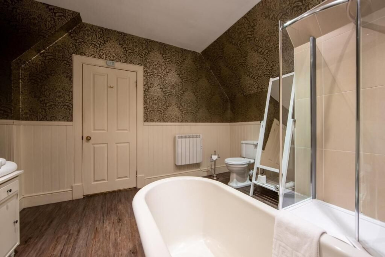 Bathroom 3, Karma Lake of Menteith, Stirling