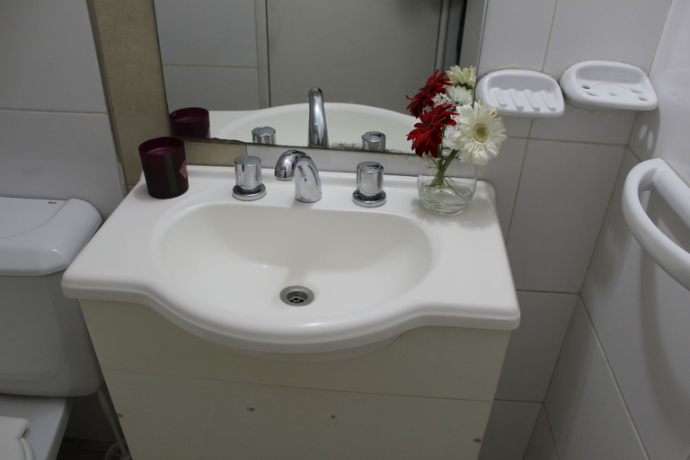 Bathroom 4, Uvas Apart Hotel, Capital