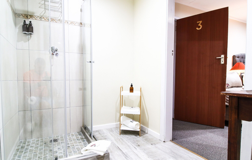 Bathroom 4, Cinzaco Dullstroom, Nkangala
