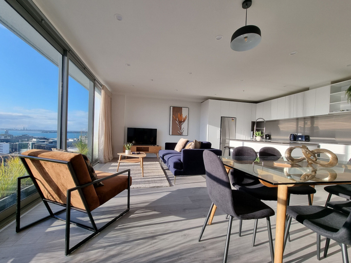 Others 5, Luxe Apt w Harbour-Sunset Views -Parking, Waitakere