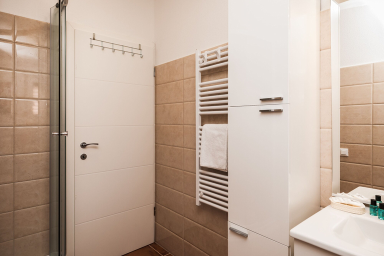 Bathroom 4, Luxury Seaside Apartments, Bol