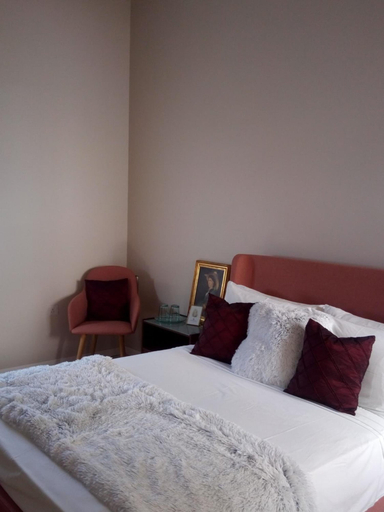 Bedroom 4, Squadron Base