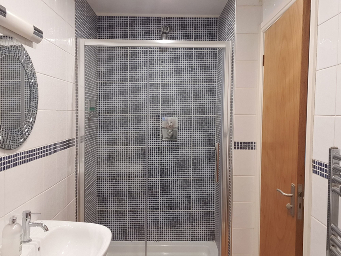 Bathroom 2, OYO Bath Road Apartments, Swindon