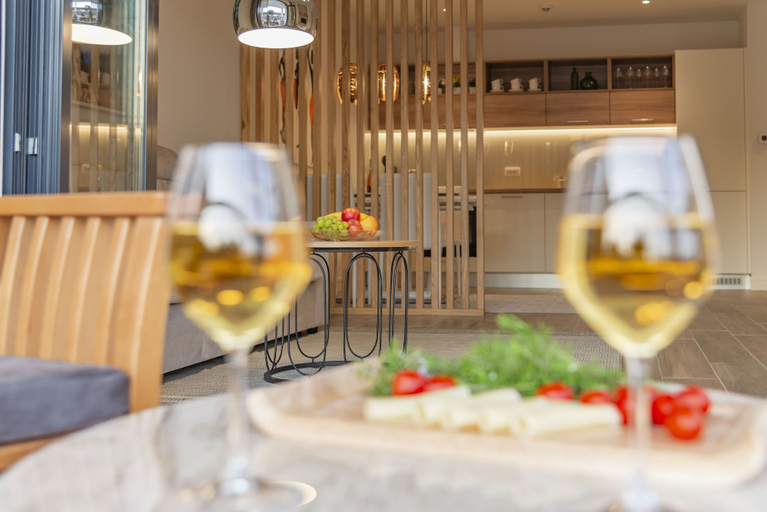 Food & Drinks, Lustica Bay Central