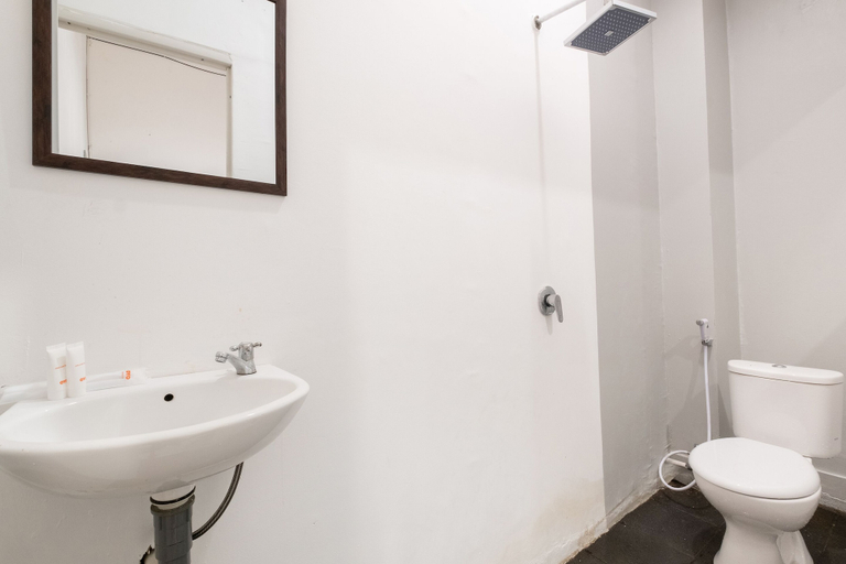 Bathroom 3, Hotel O Griya Aneka, Yogyakarta