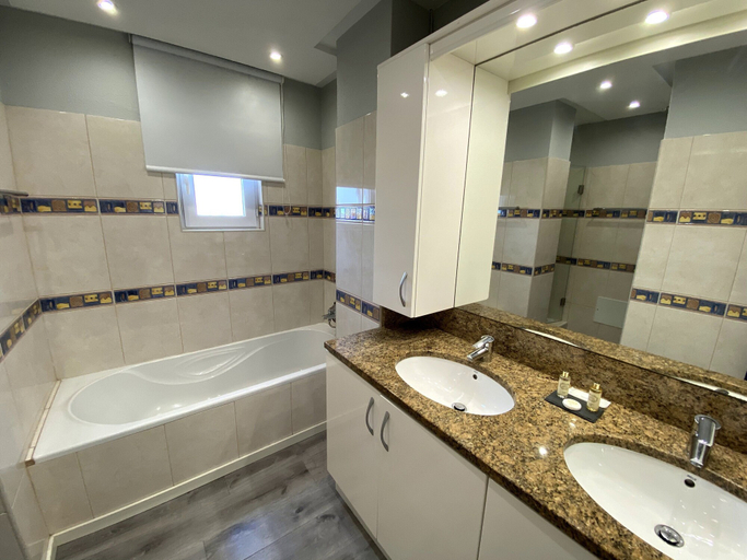 Bathroom 5, Golden Beach Guesthouse, Faro
