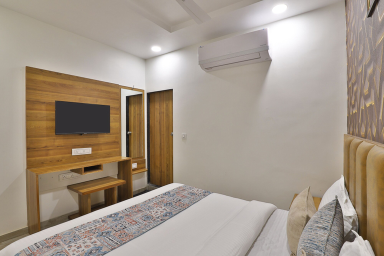 Bedroom 5, Hotel Red Rose Guest House, Ahmadabad