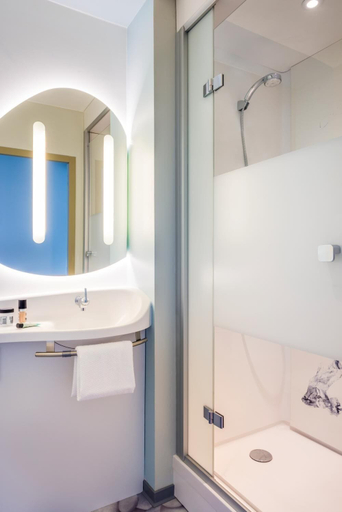 Bathroom 4, ibis budget Clermont-Ferrand Le Brézet Airport, Puy-de-Dôme